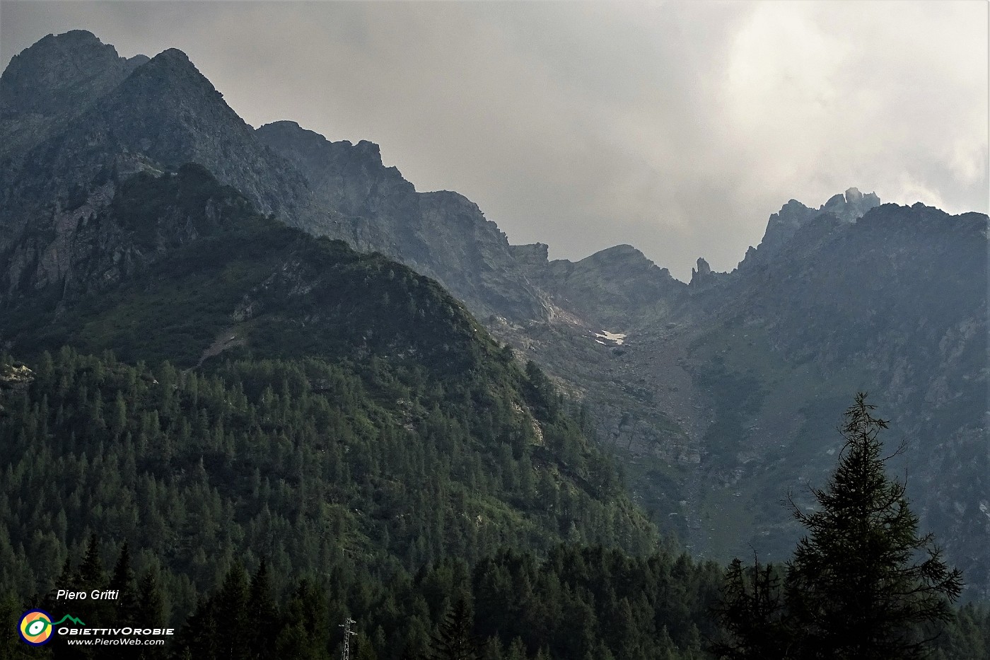 96 Zoom verso il Vallone , da poco salito fino al lago.JPG